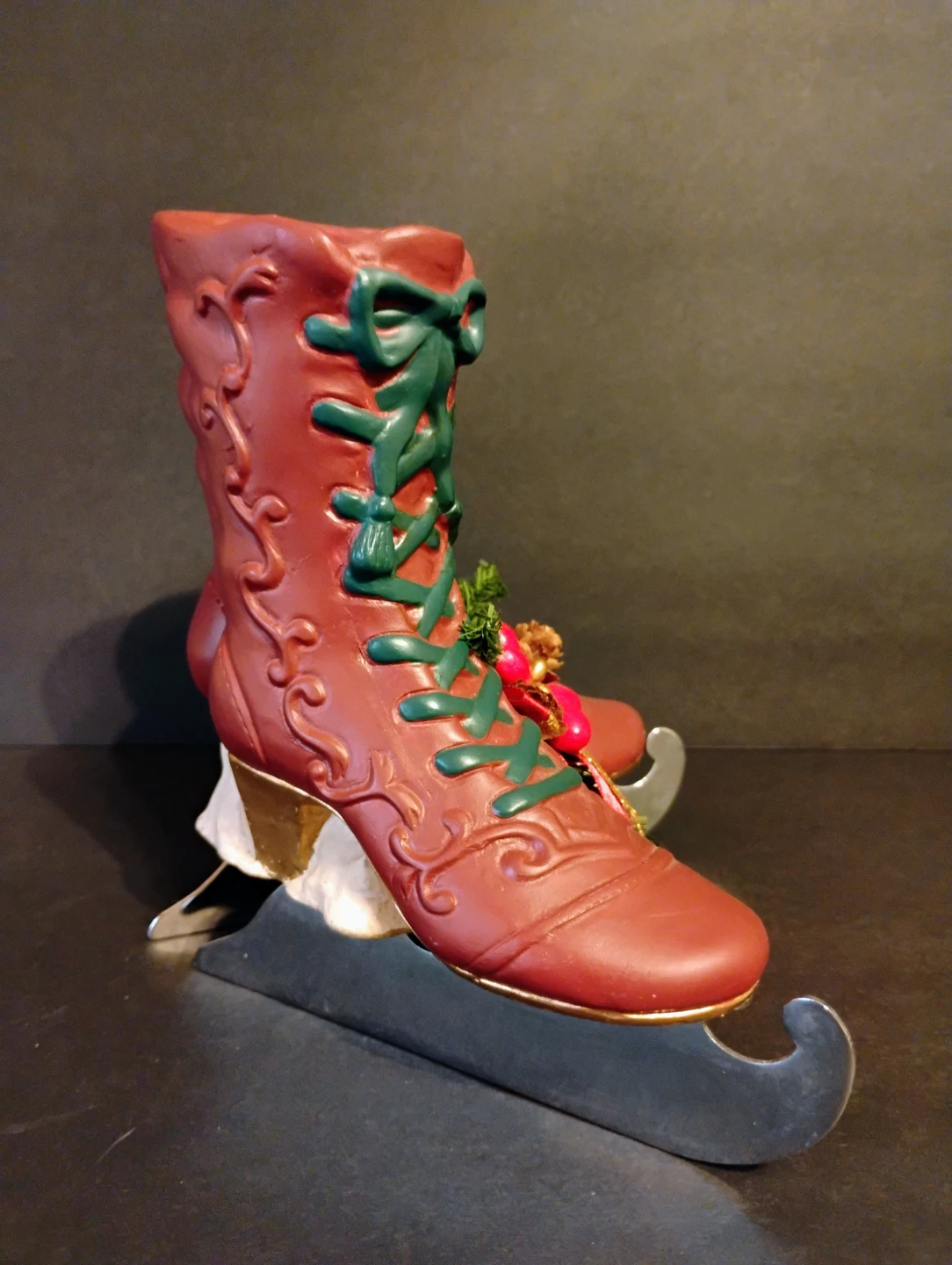 HOUSE OF LLOYD VICTORIAN ERA ICE SKATES MUSIC BOX - photo 4