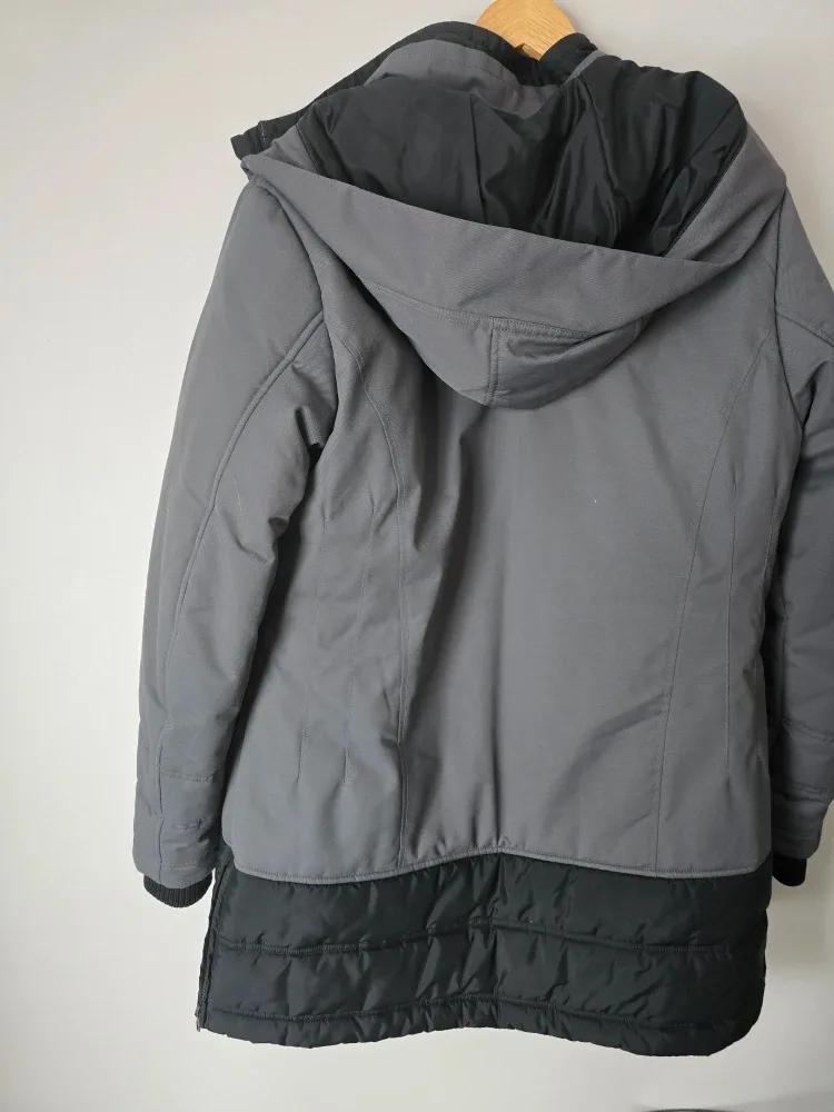 Lolë Women's Winter Coat - Size XL , like new conditions. image indicator(2)