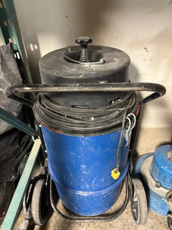 Blue Industrial Wet/Dry Vacuum image indicator(2)