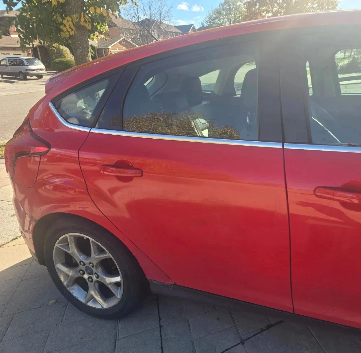 Red Ford Focus - Used image indicator(3)