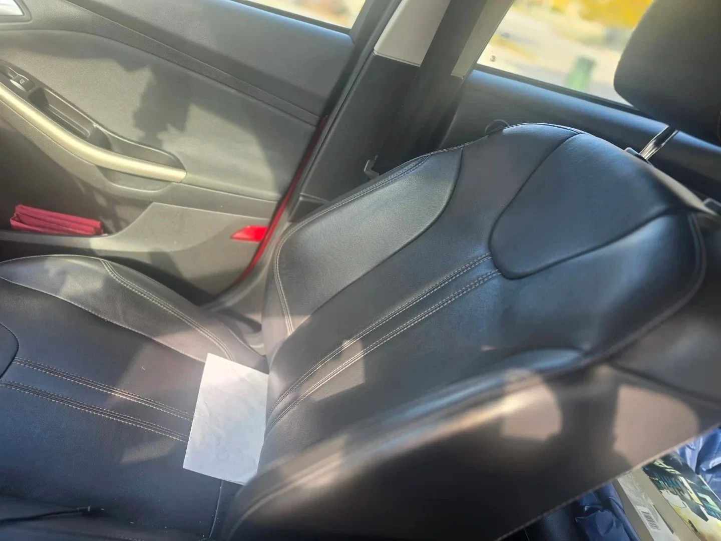 Red Ford Focus - Used image indicator(5)