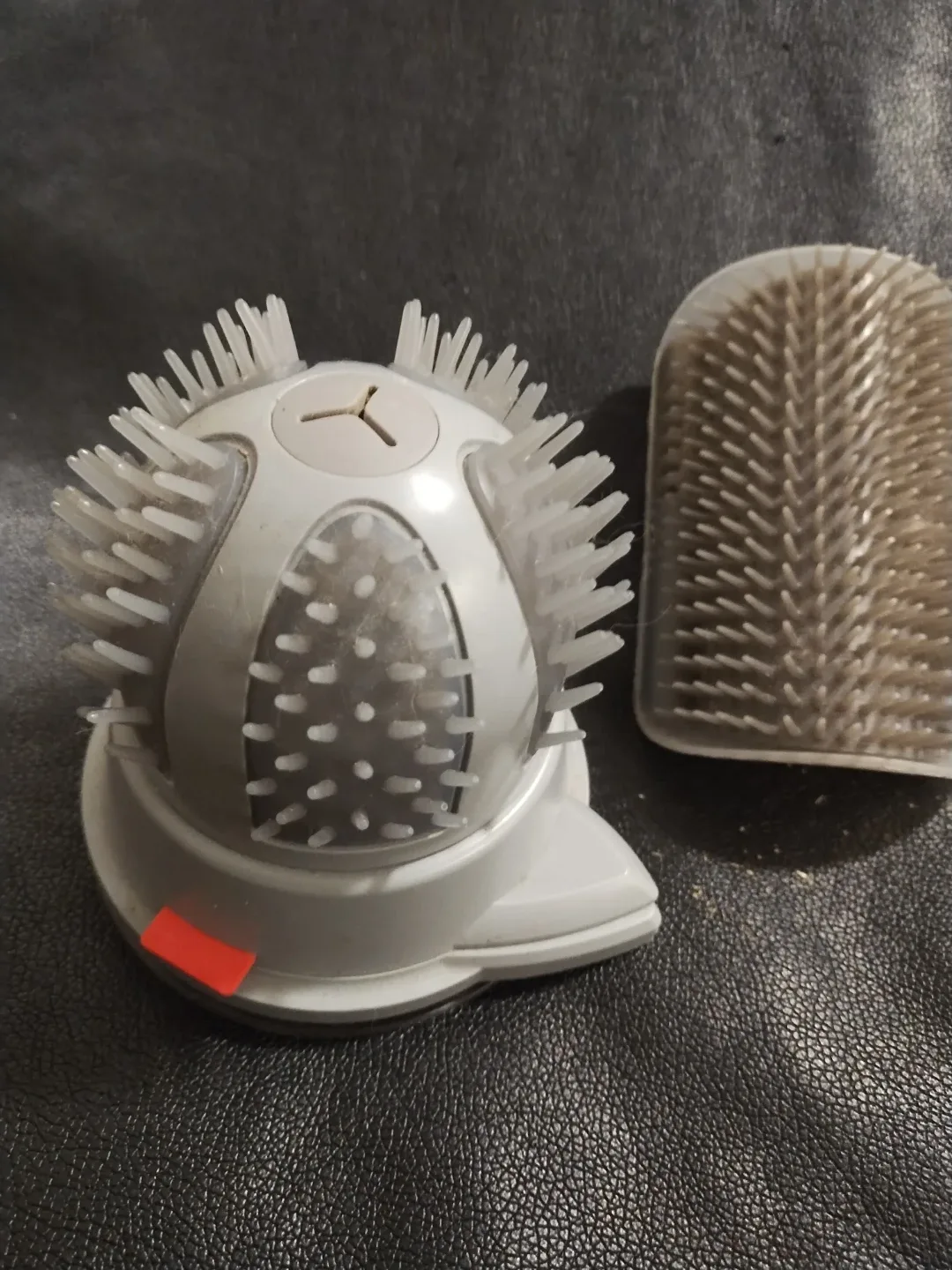 Cat Self Groomer Brushes rotating and mounted corner image indicator(2)