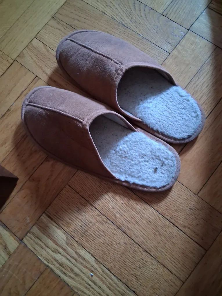 Cozy Brown Slippers image indicator(2)