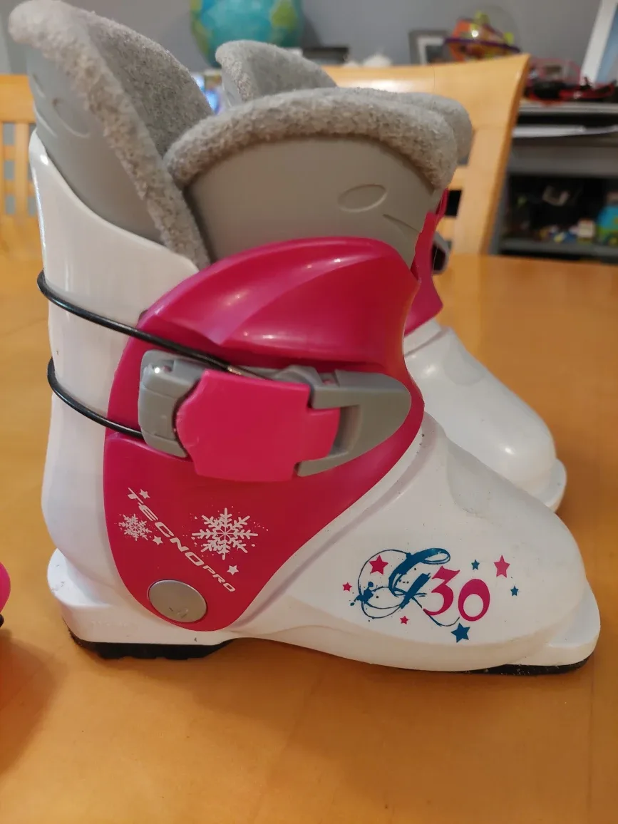 Children's Ski Boots and Goggles image indicator(2)