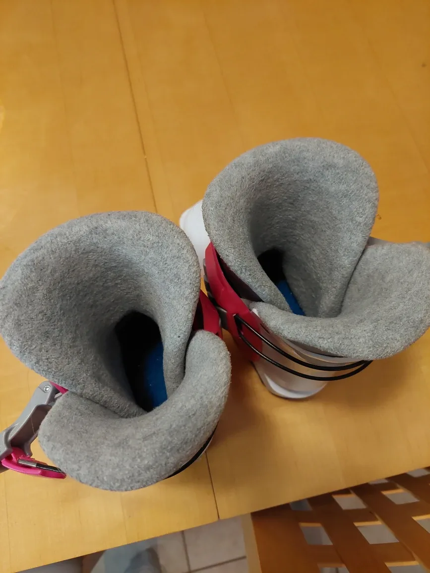 Children's Ski Boots and Goggles image indicator(3)