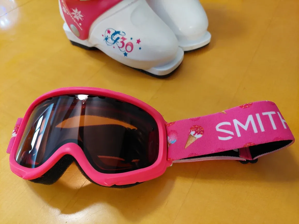 Children's Ski Boots and Goggles image indicator(5)