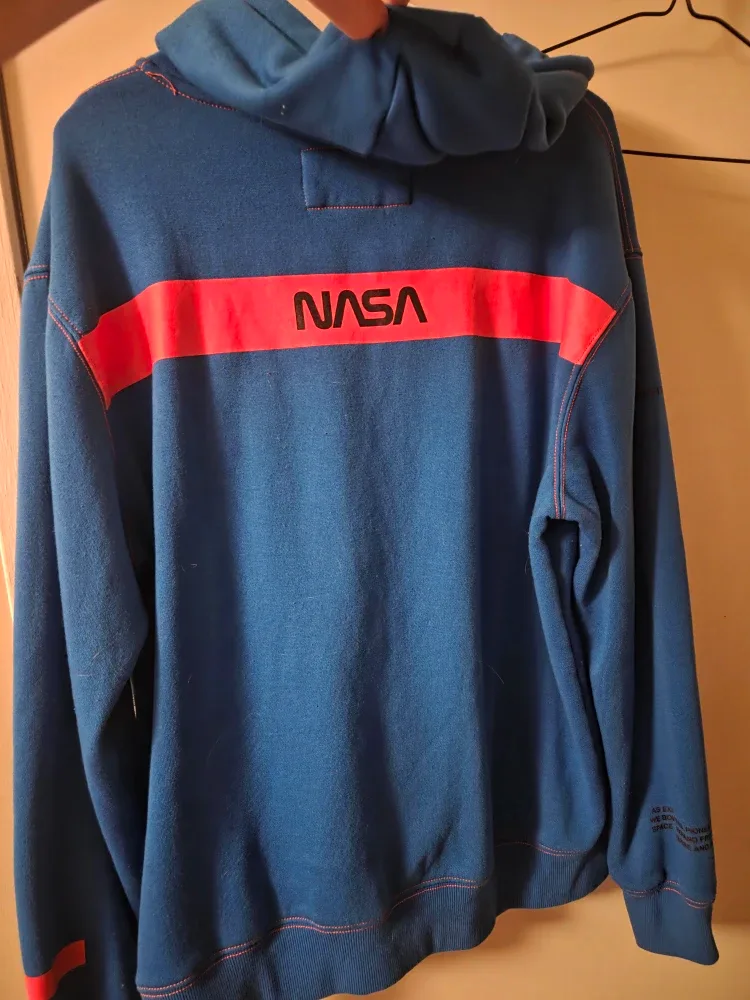NASA sweater image indicator(2)