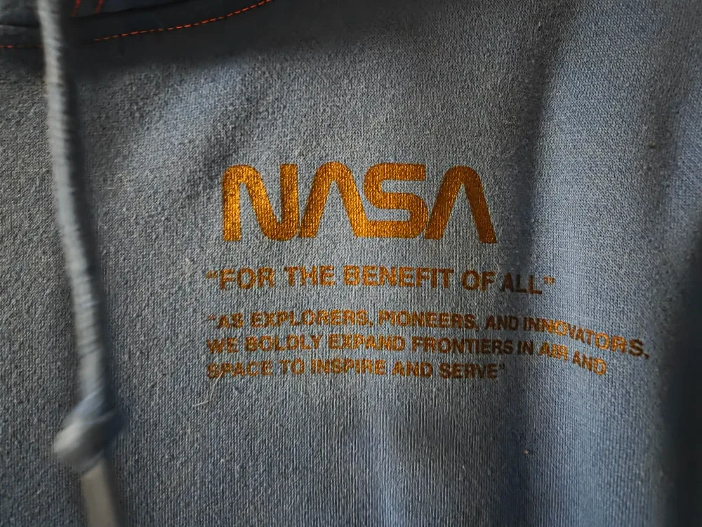 NASA sweater image indicator(3)