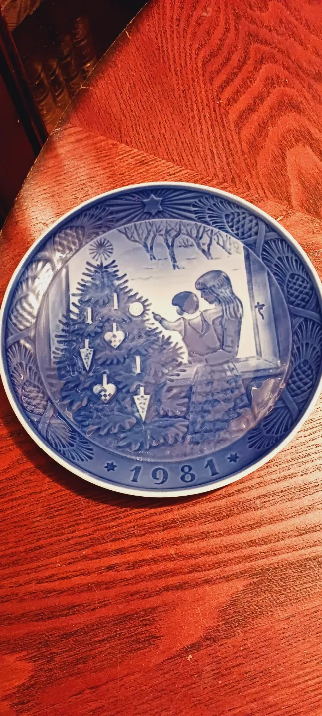 Royal Copenhagen 1981. Admiring The Christmas 🎄 Plate thumbnail