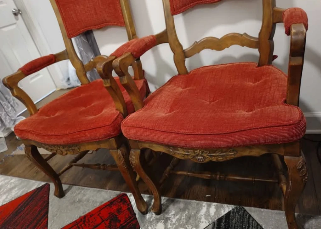 Red Upholstered Armchair 🥕