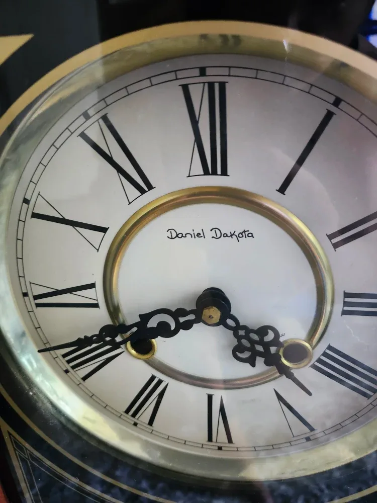 VINTAGE DANIEL DAKOTA WALL CLOCK CHIME MECHANICAL image indicator(2)