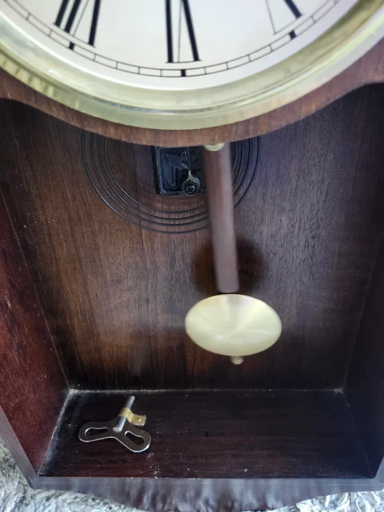 VINTAGE DANIEL DAKOTA WALL CLOCK CHIME MECHANICAL image indicator(3)