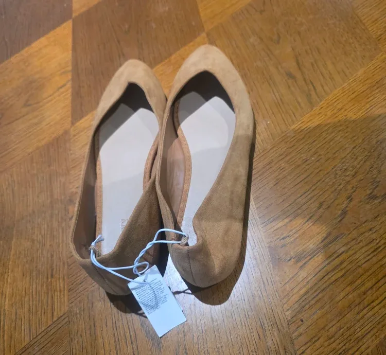 New Old Navy Ballet Flats - Size 8 - Brown image indicator(3)