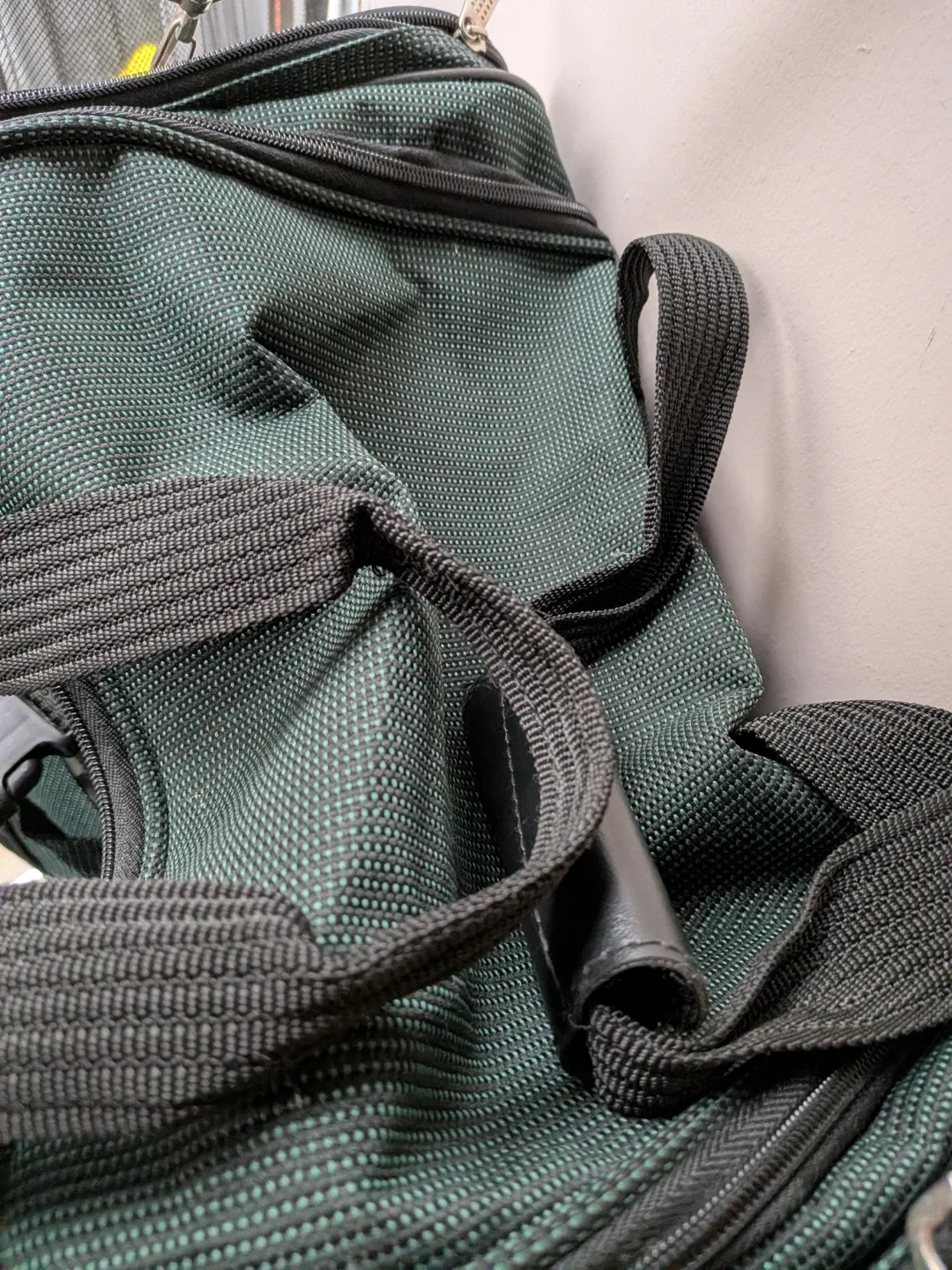 Stralking Green duffle/gym carry on shoulder Bag image indicator(8)