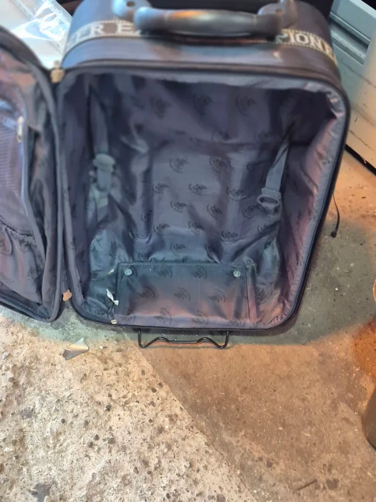 Traveler's Choice Luggage Set image indicator(2)