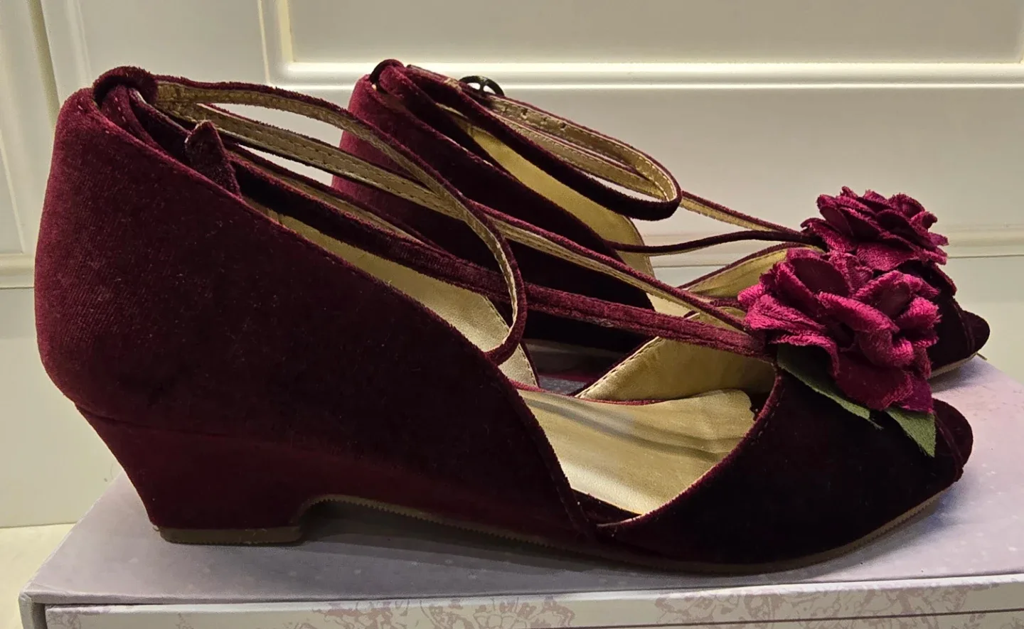 Girl's Burgandy Velvet Shoes with Rose Detail! Size 2 - Youth image indicator(5)