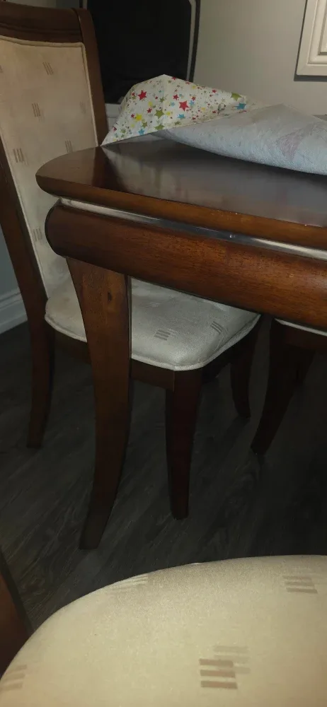 Dining table with chairs image indicator(2)