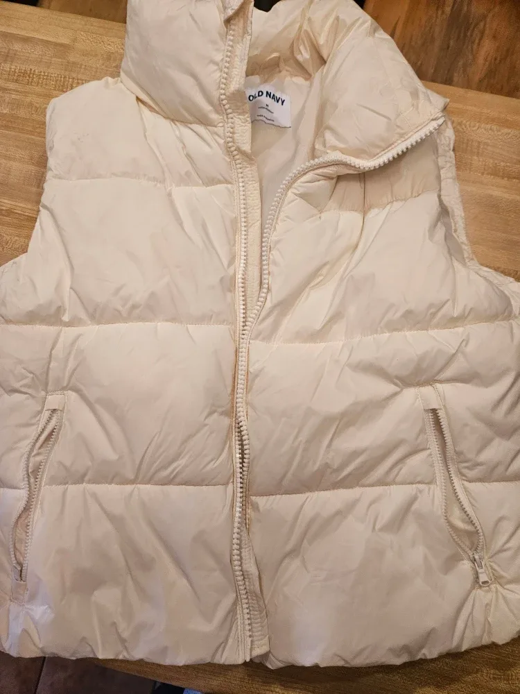 Old Navy Puffer Vest - Size M image indicator(3)