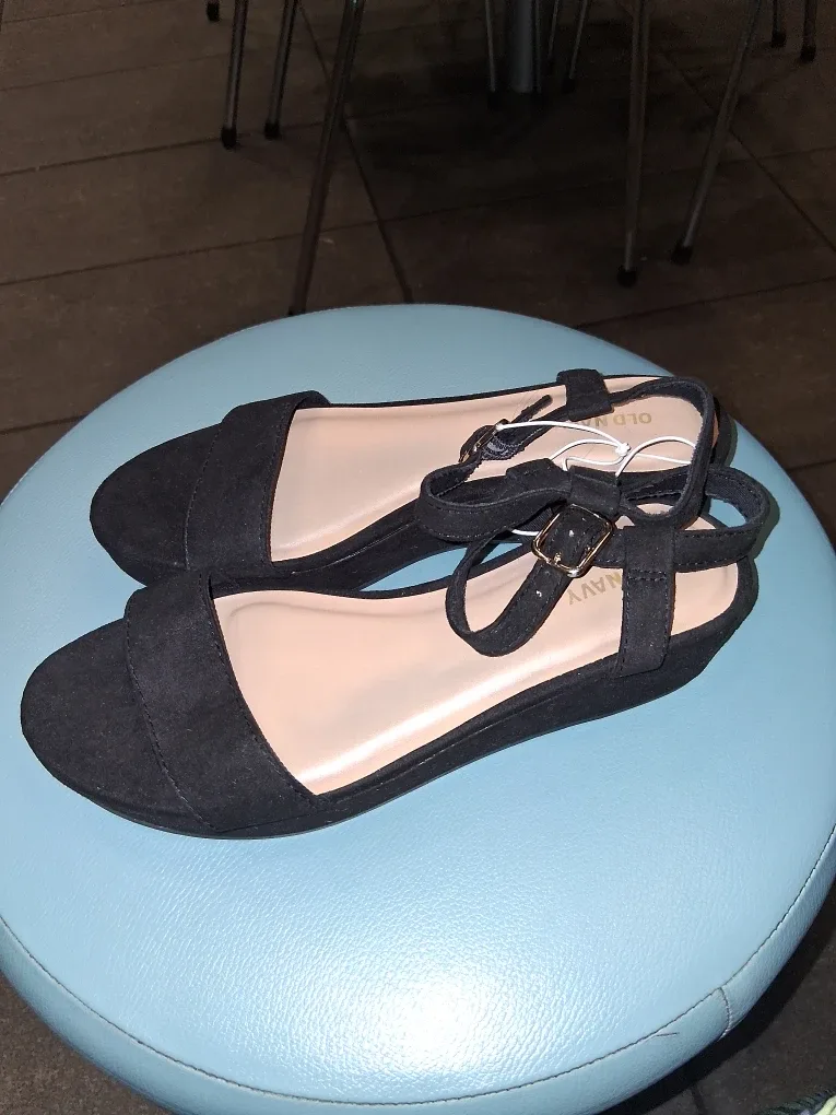 New Old Navy Black Sandals - Size 7 image indicator(3)