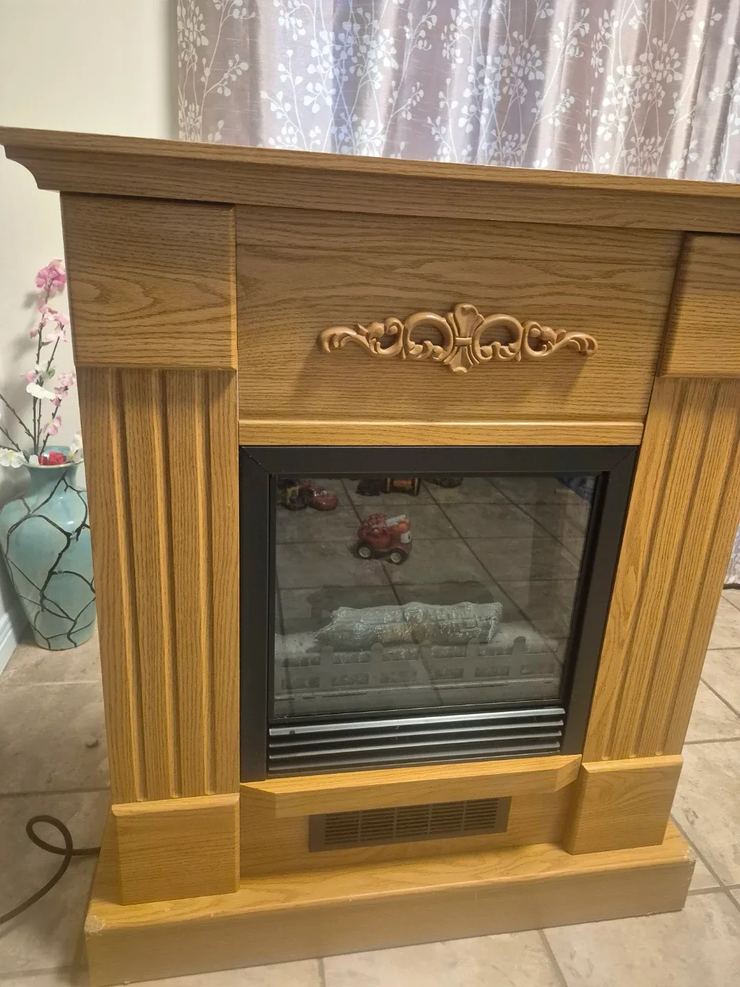 Fireplace with Wood Finish image indicator(2)