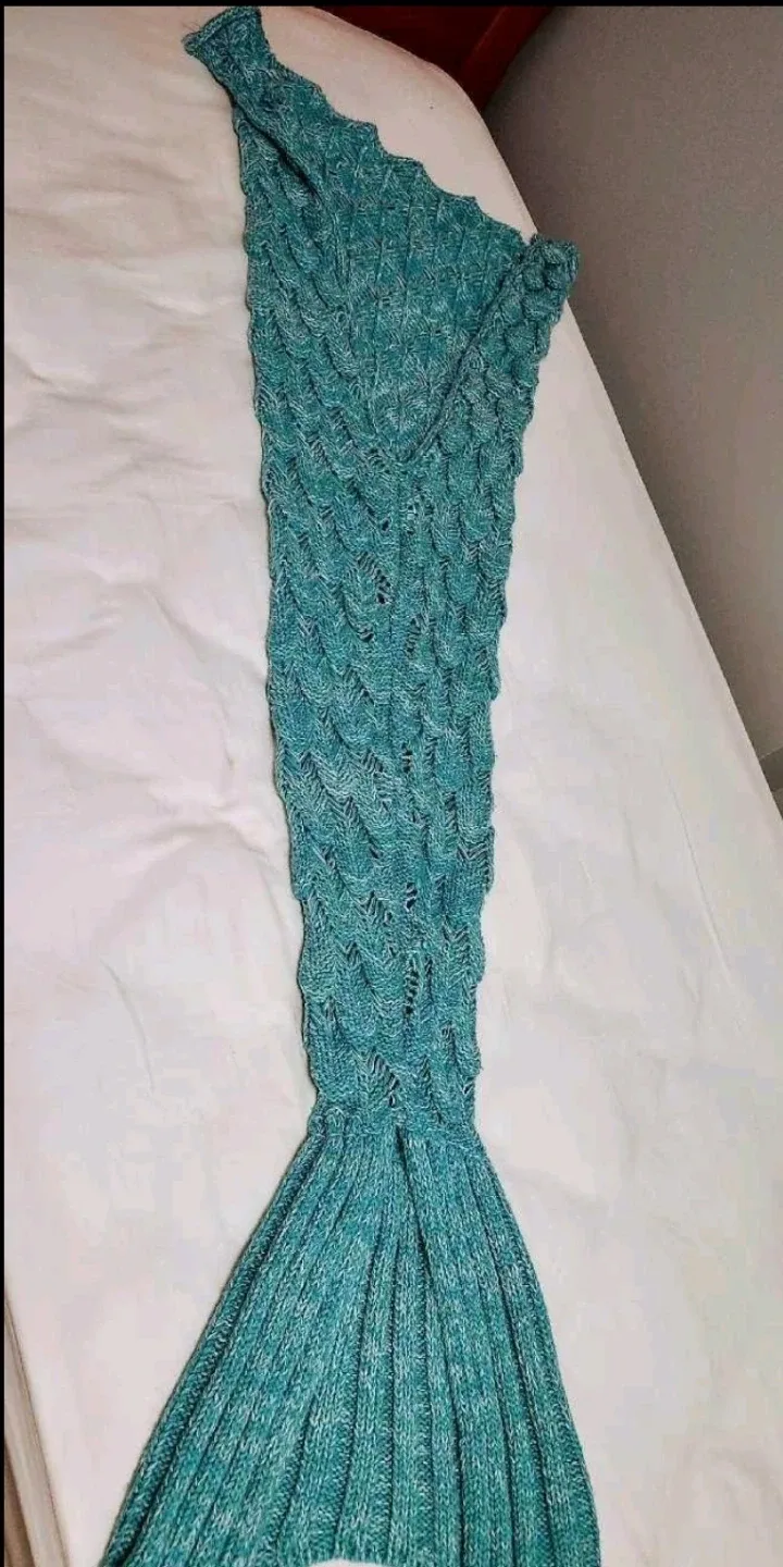 Mermaid tail blanket, knitted image indicator(2)