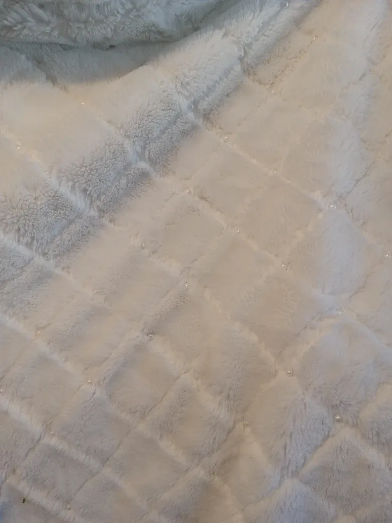 White Faux Fur Blancet for Christmas trees image indicator(2)