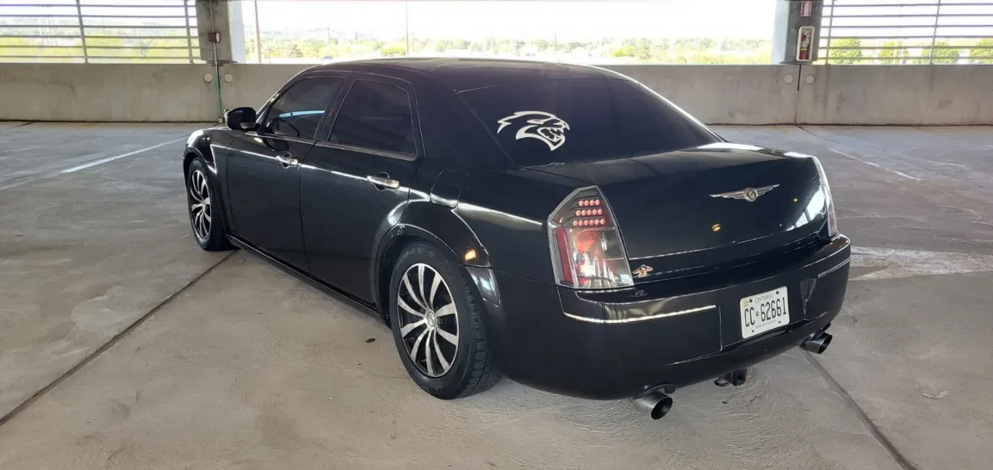 Chrysler 300 Sedan - Black image indicator(9)