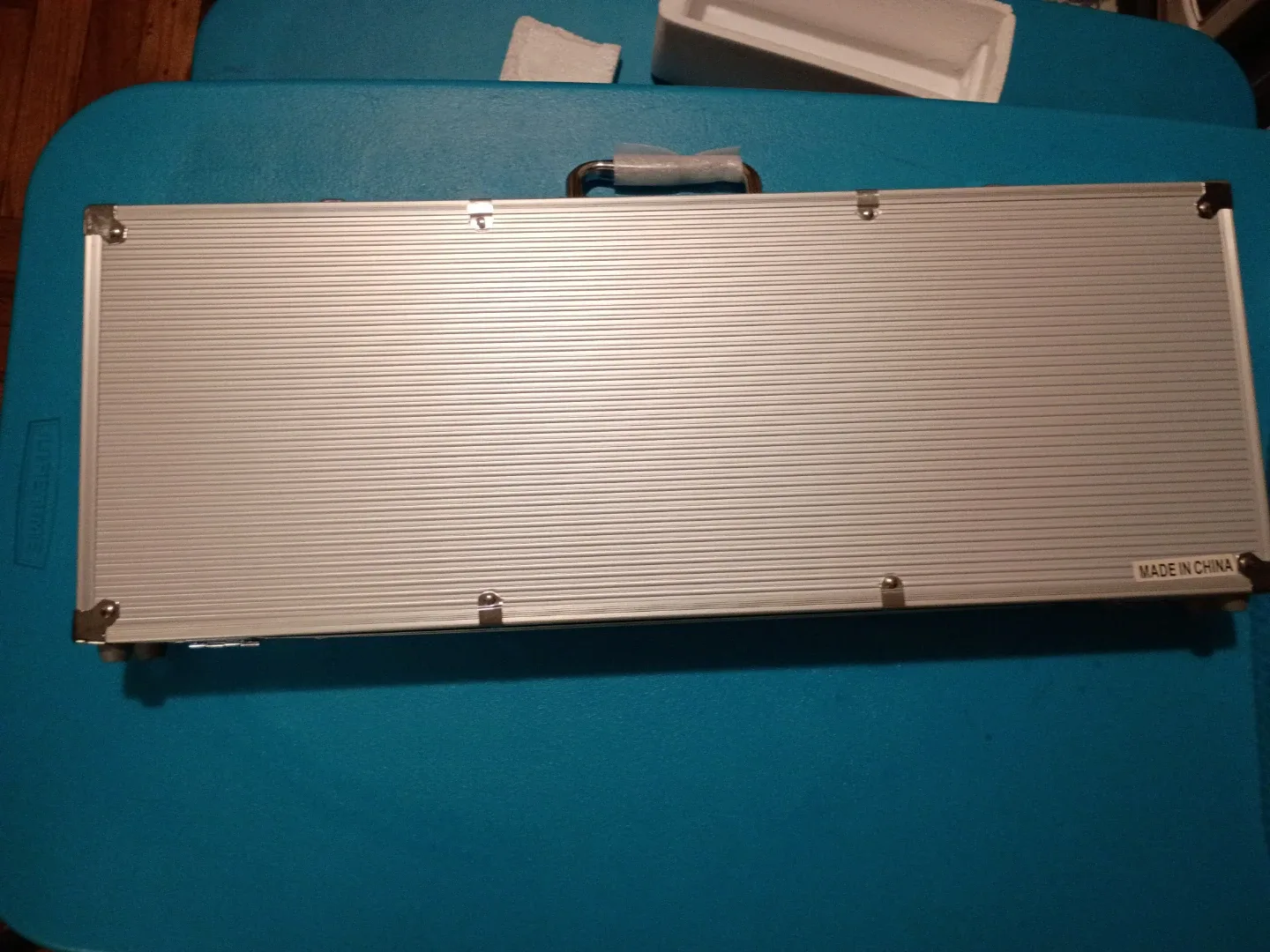 Poker Chip Set with Aluminum Case image indicator(2)