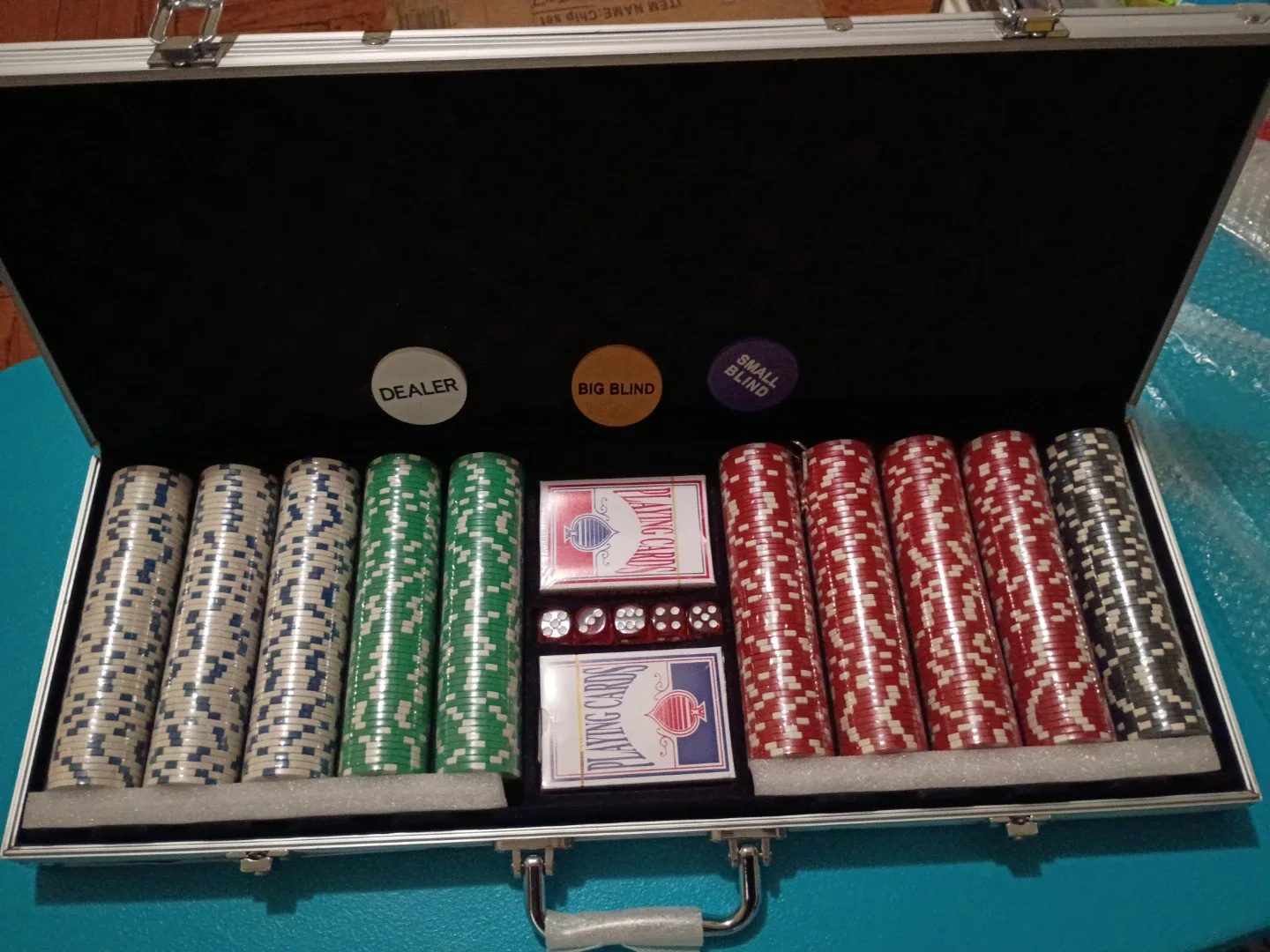 Poker Chip Set with Aluminum Case image indicator(3)
