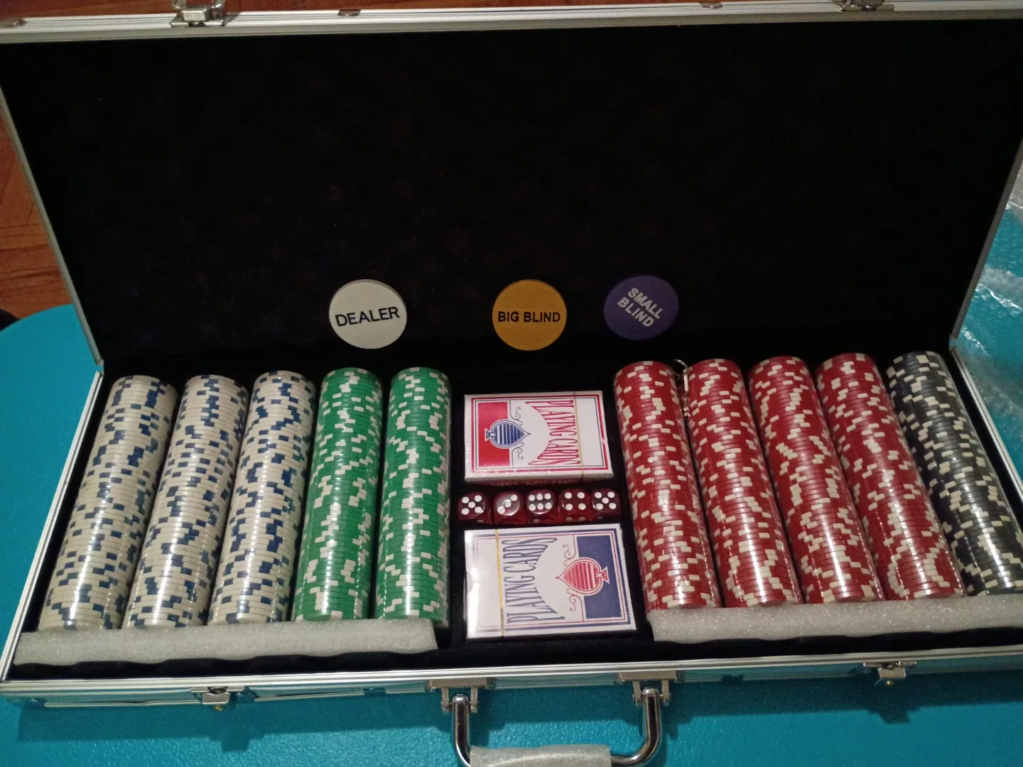 Poker Chip Set with Aluminum Case image indicator(4)