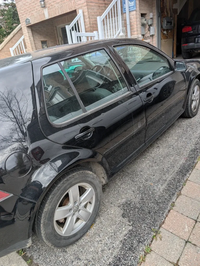 Volkswagen Golf - Black 2010 image indicator(2)