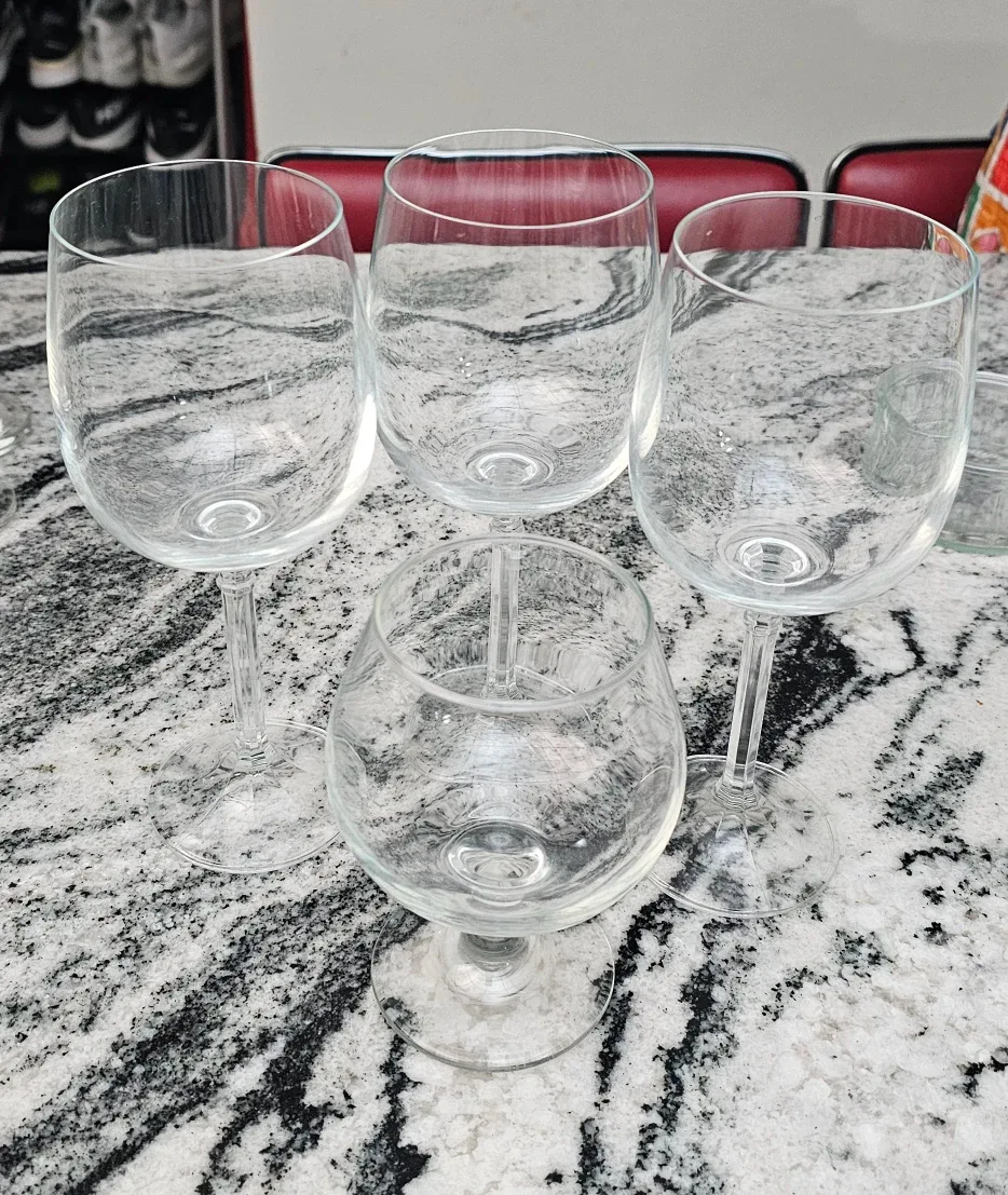 Set of 4 Clear Wine Glasses