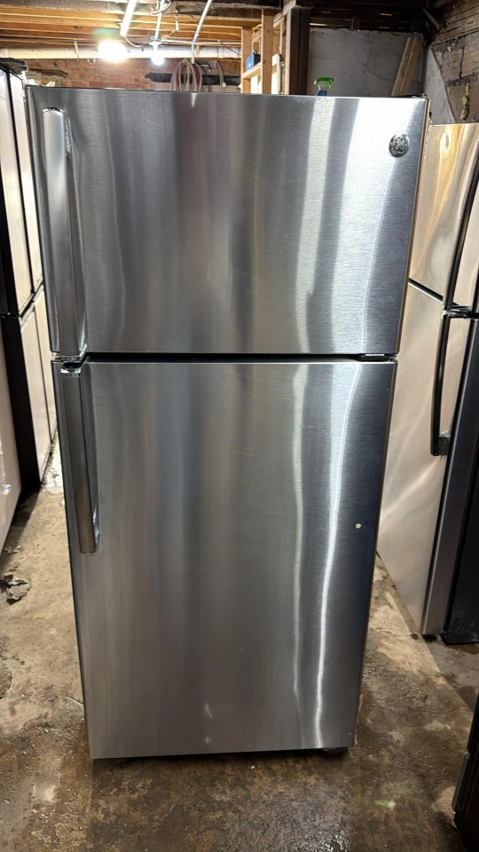 General eléctric 28in wide Stainless steel  refrigerator