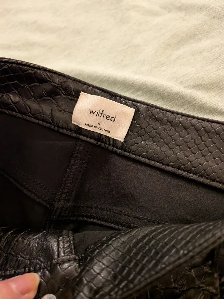 Aritzia Wilfred Melina Vegan Python pants image indicator(3)