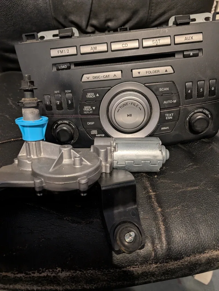 Mazda 3.2010 model. CD/radio and mats Motor & Floor Mats