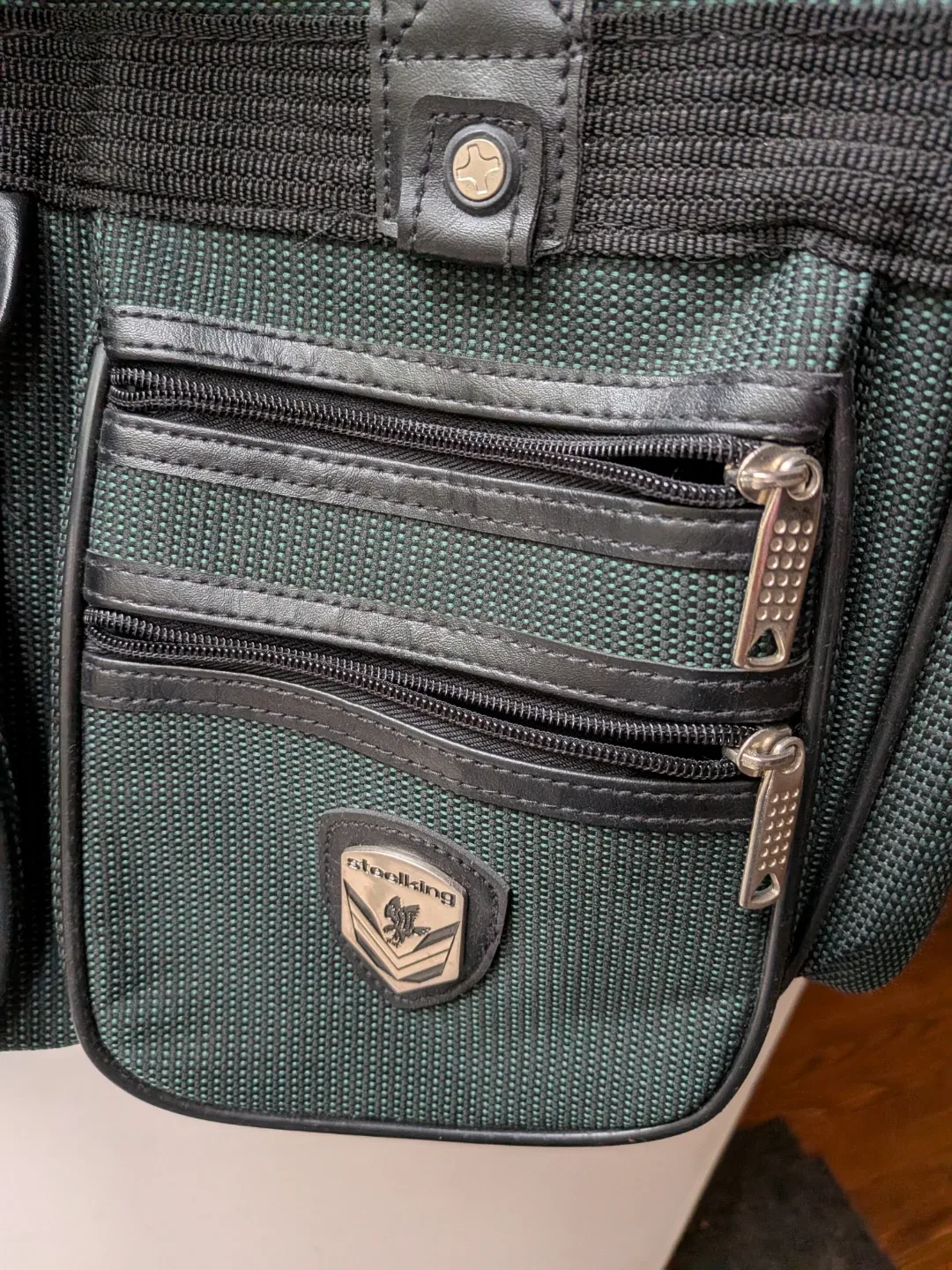 Stralking Green duffle/gym carry on shoulder Bag image indicator(2)