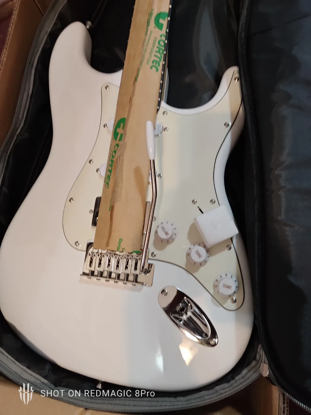 Donner DST-152W 39" Electric Guitar  - White. Pyle amplifier image indicator(4)