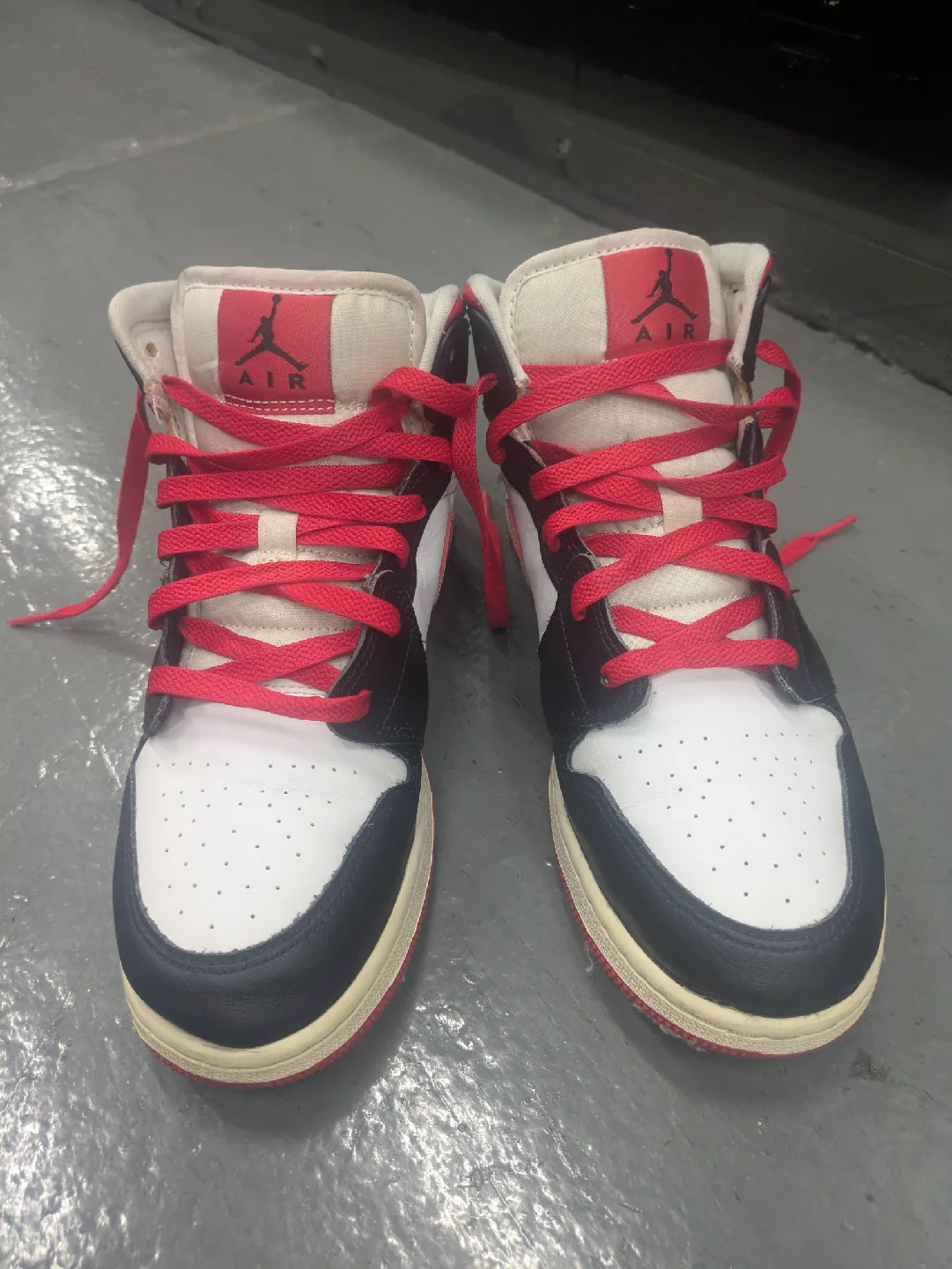 Air Jordan 1 Mid Very Berry Size 7Y image indicator(3)