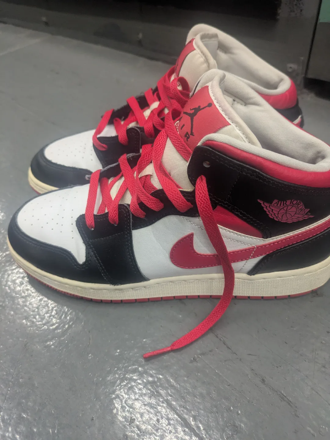 Air Jordan 1 Mid Very Berry Size 7Y image indicator(4)