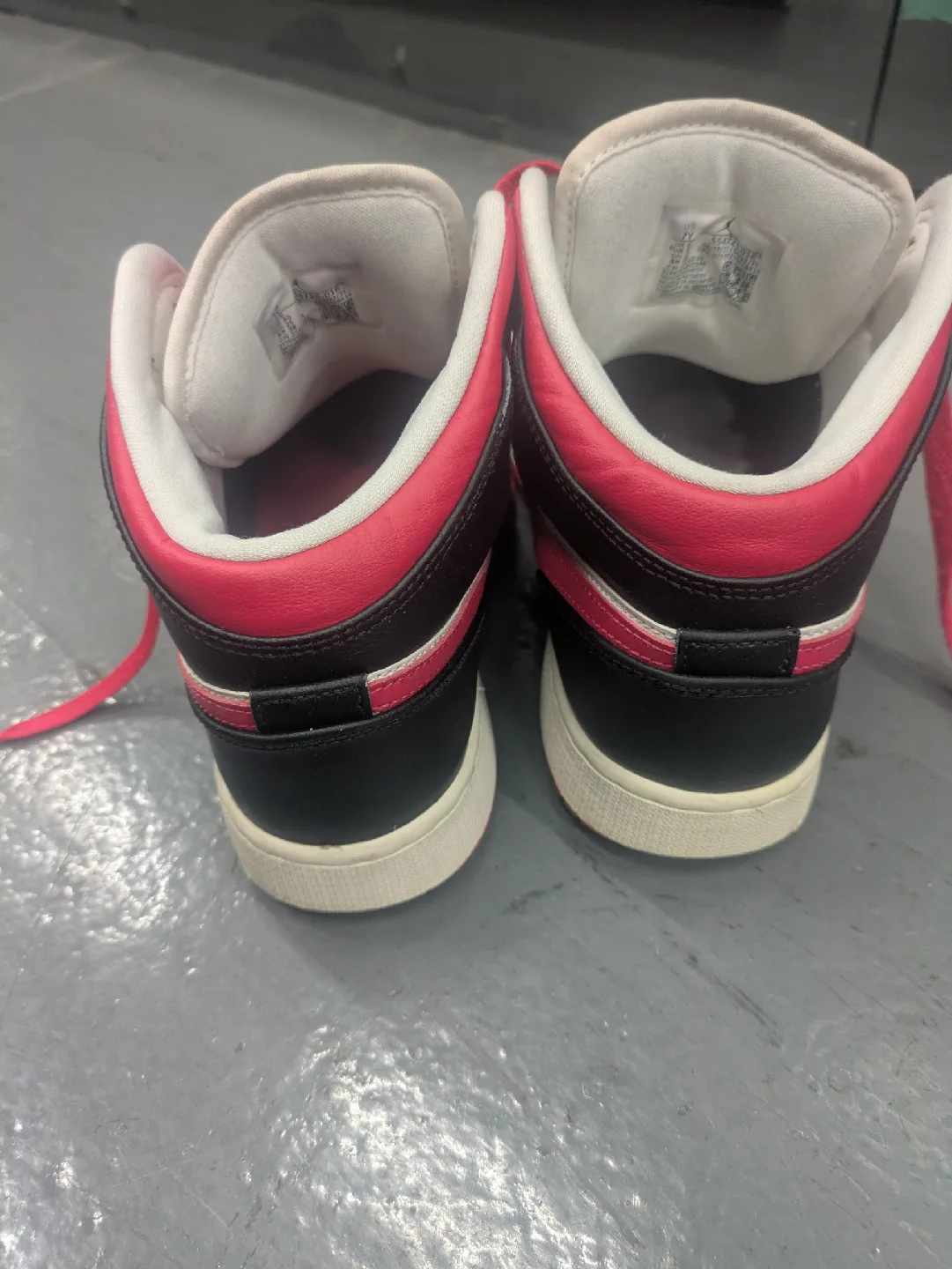 Air Jordan 1 Mid Very Berry Size 7Y image indicator(5)