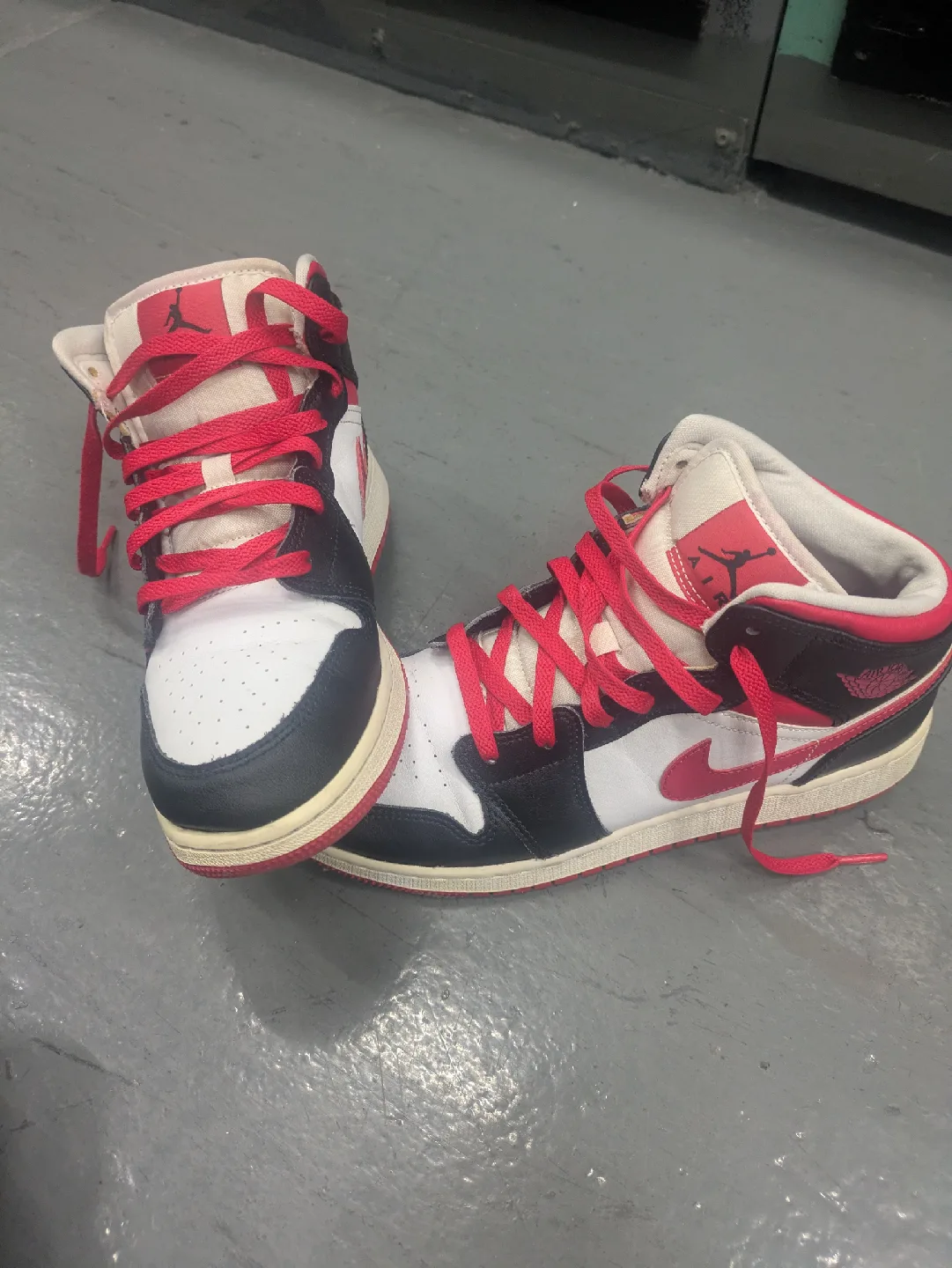 Air Jordan 1 Mid Very Berry Size 7Y image indicator(6)