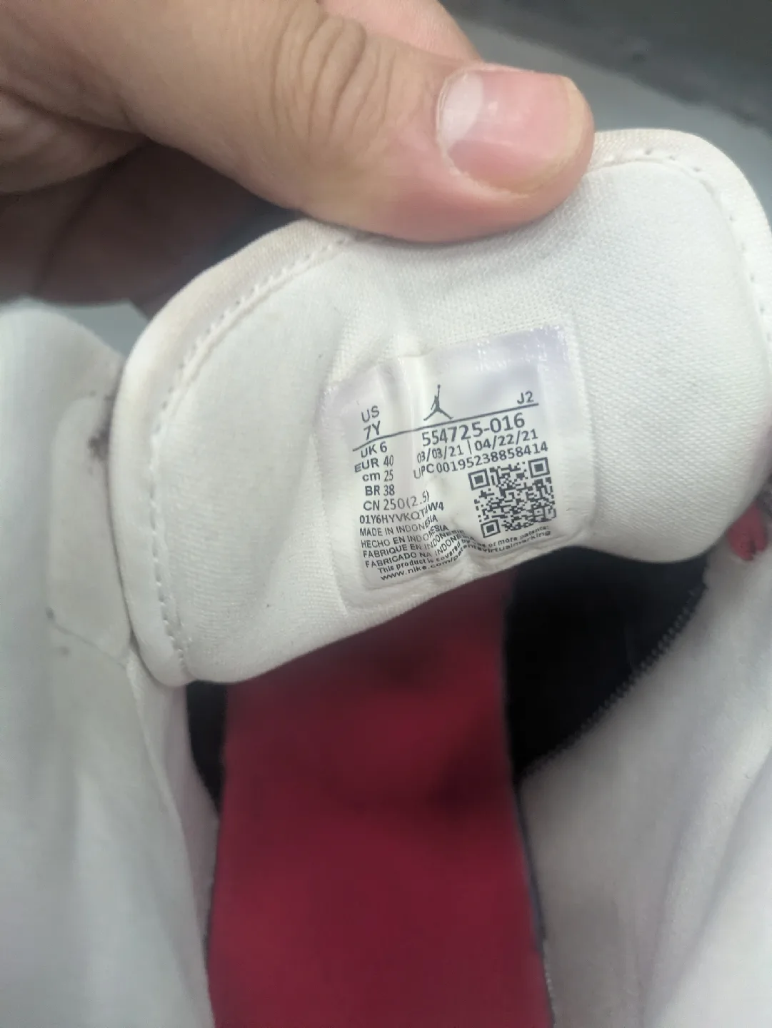 Air Jordan 1 Mid Very Berry Size 7Y image indicator(7)