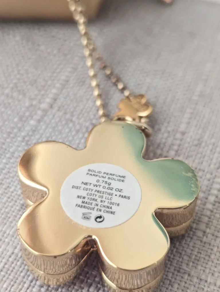 Marc Jacobs Daisy Solid Perfume Pendant image indicator(2)