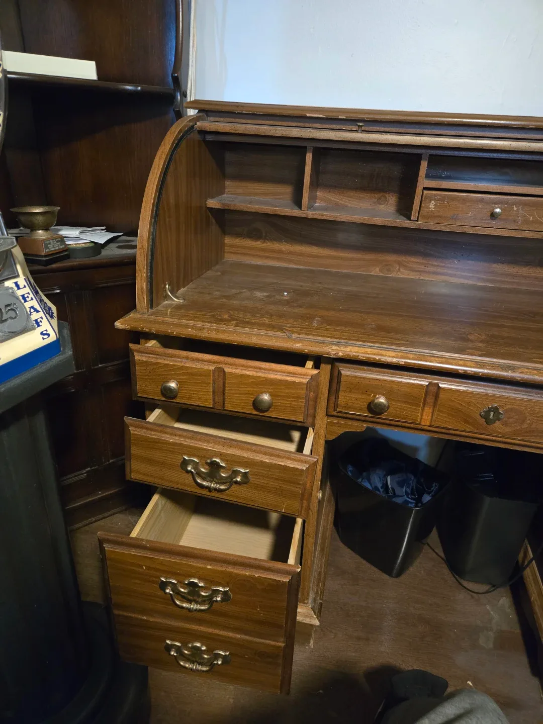 Vintage Roll Top Desk image indicator(2)