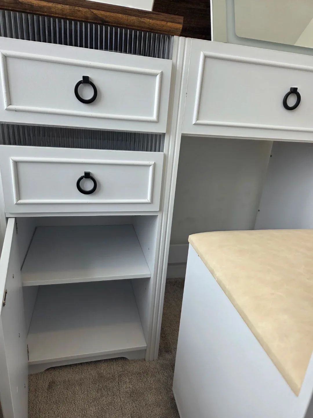 White vanity with Wireless Charging image indicator(10)