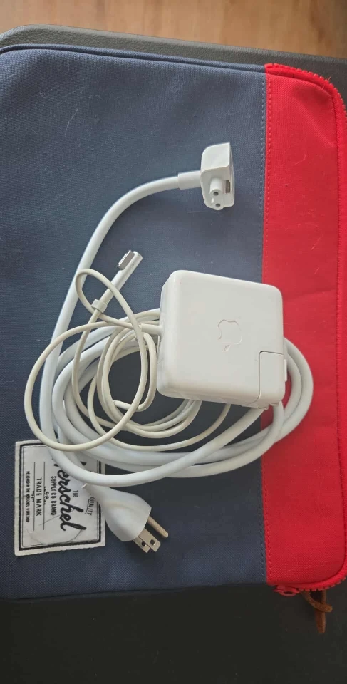Apple MacBook Pro 13” - Mid 2012- with chargers and storage bag - photo 2