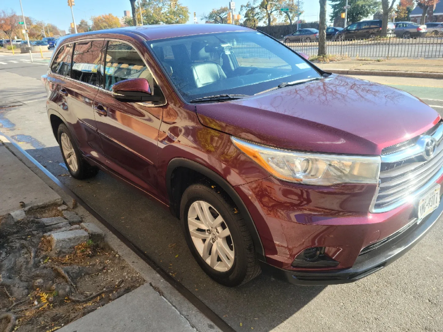 Toyota Highlander SUV - Burgundy image indicator(3)