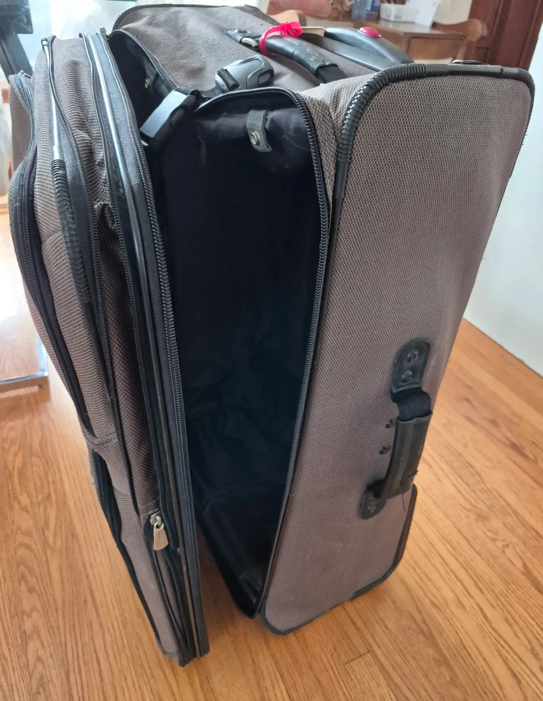 🥕 Travelpro Rolling Suitcase image indicator(2)