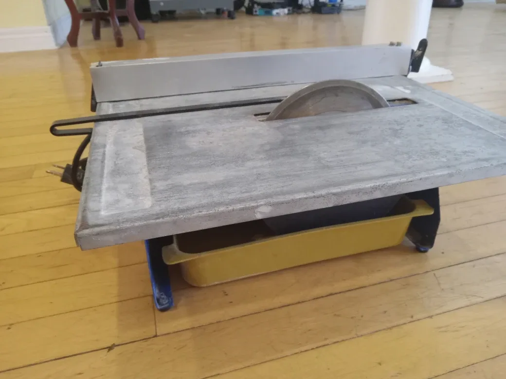 Wet tile cutter