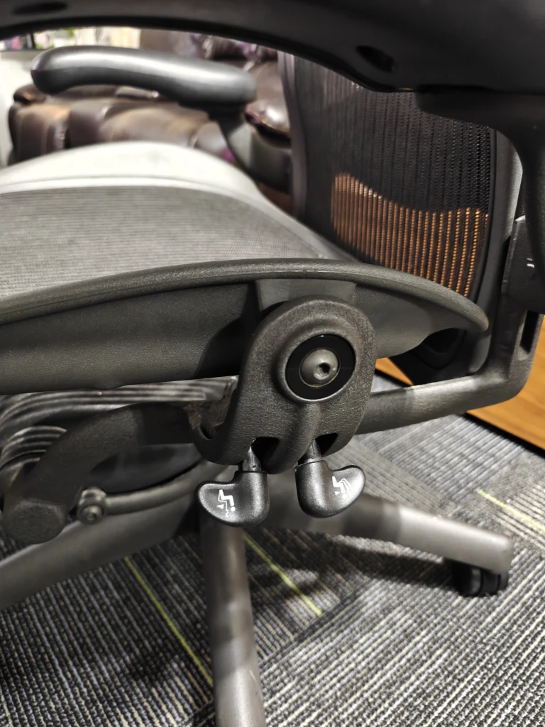 Herman Miller Aeron Chair - photo 4